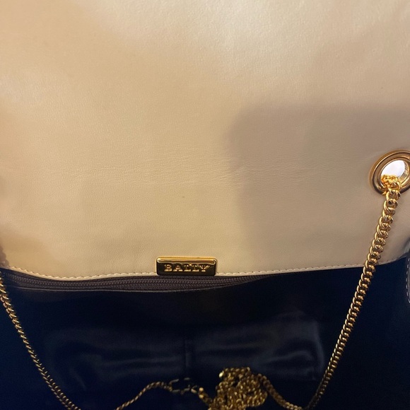 Bally Cream Lambskin Shoulder Bag with Gold Chain - Picture 4 of 5